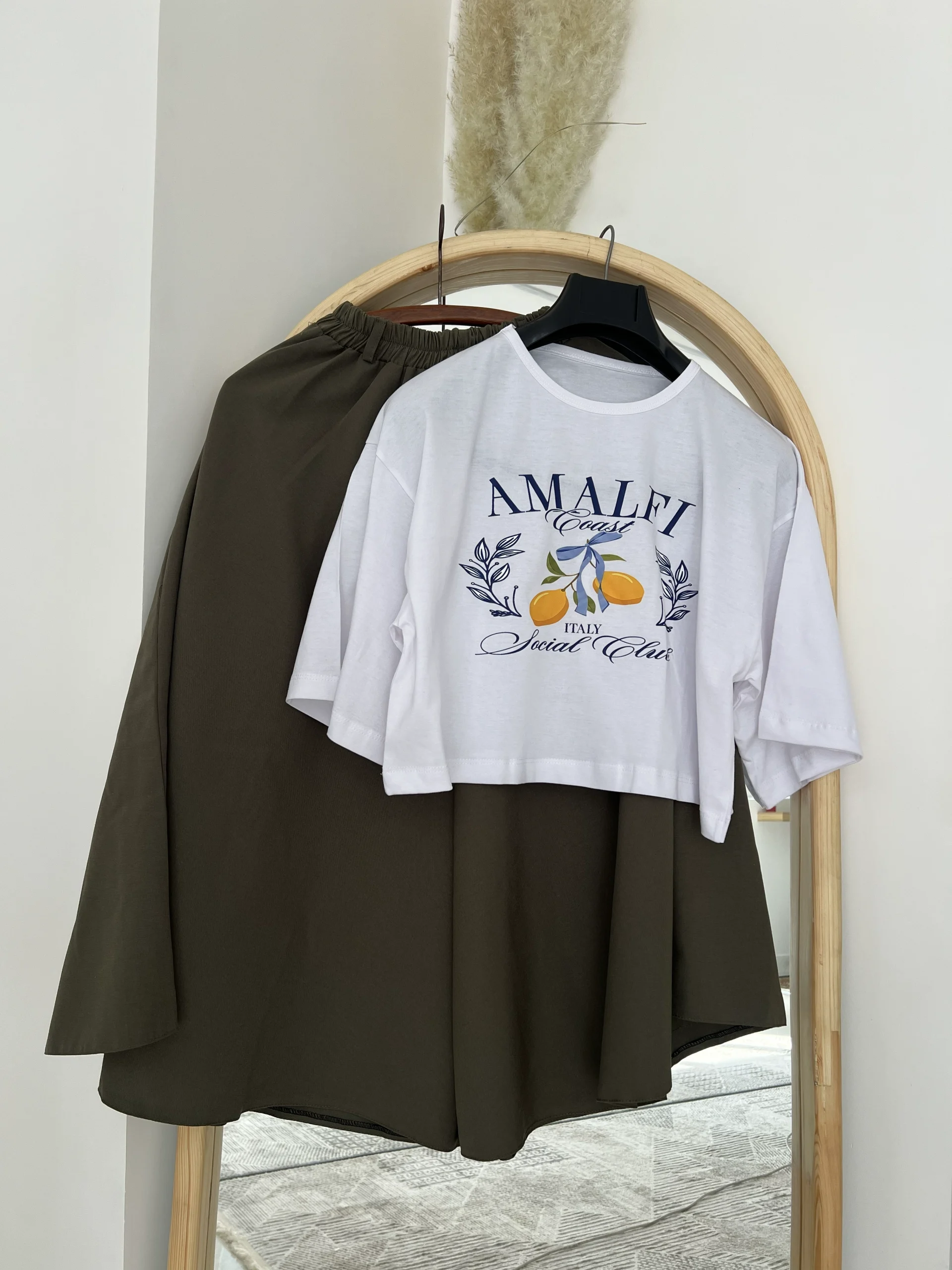 ست کراپ سفید و شلوار دامنی طرح Amalfi